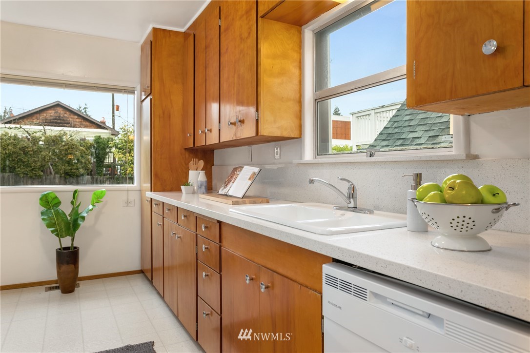 528 North 71st Street Seattle, WA 98103 - Photo 9 of 22 Gallery Image 9