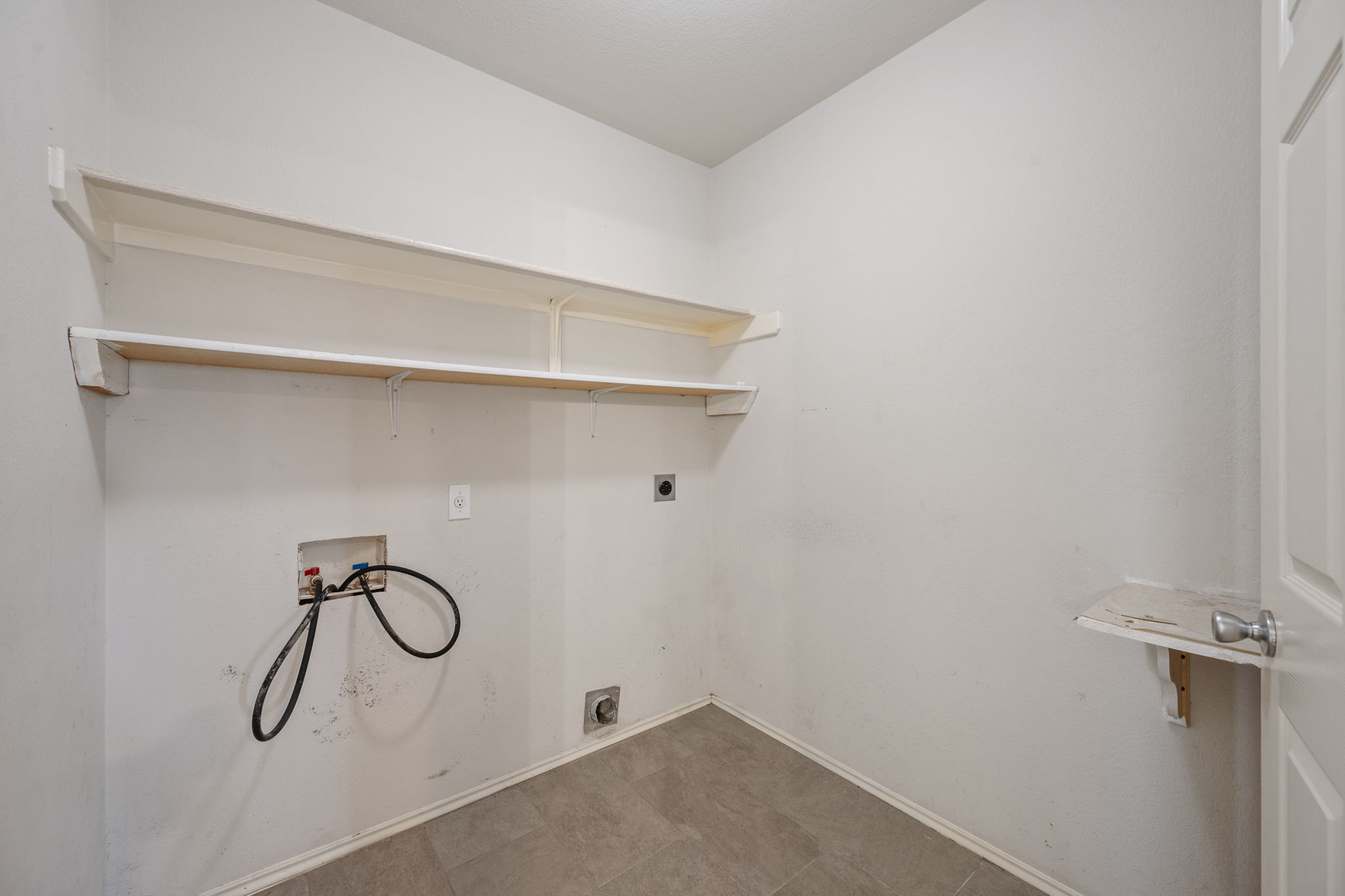 2440 Madeline Loop Cedar Park, TX 78613 - Photo 28 of 33 Laundry area with washer hookup and electric dryer hookup