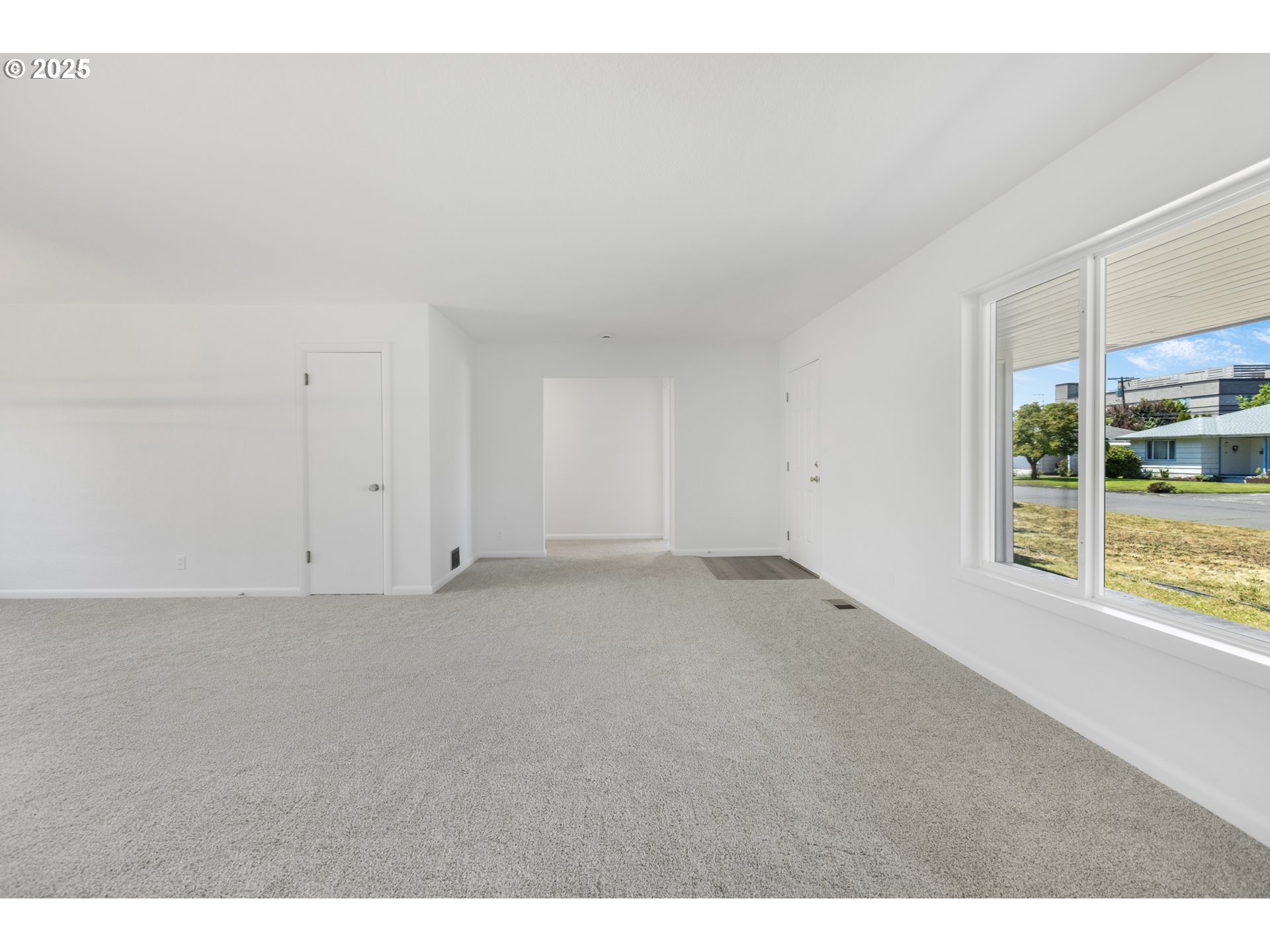 929 Darlene Avenue Springfield, OR 97477 - Photo 2 of 34 Living Room