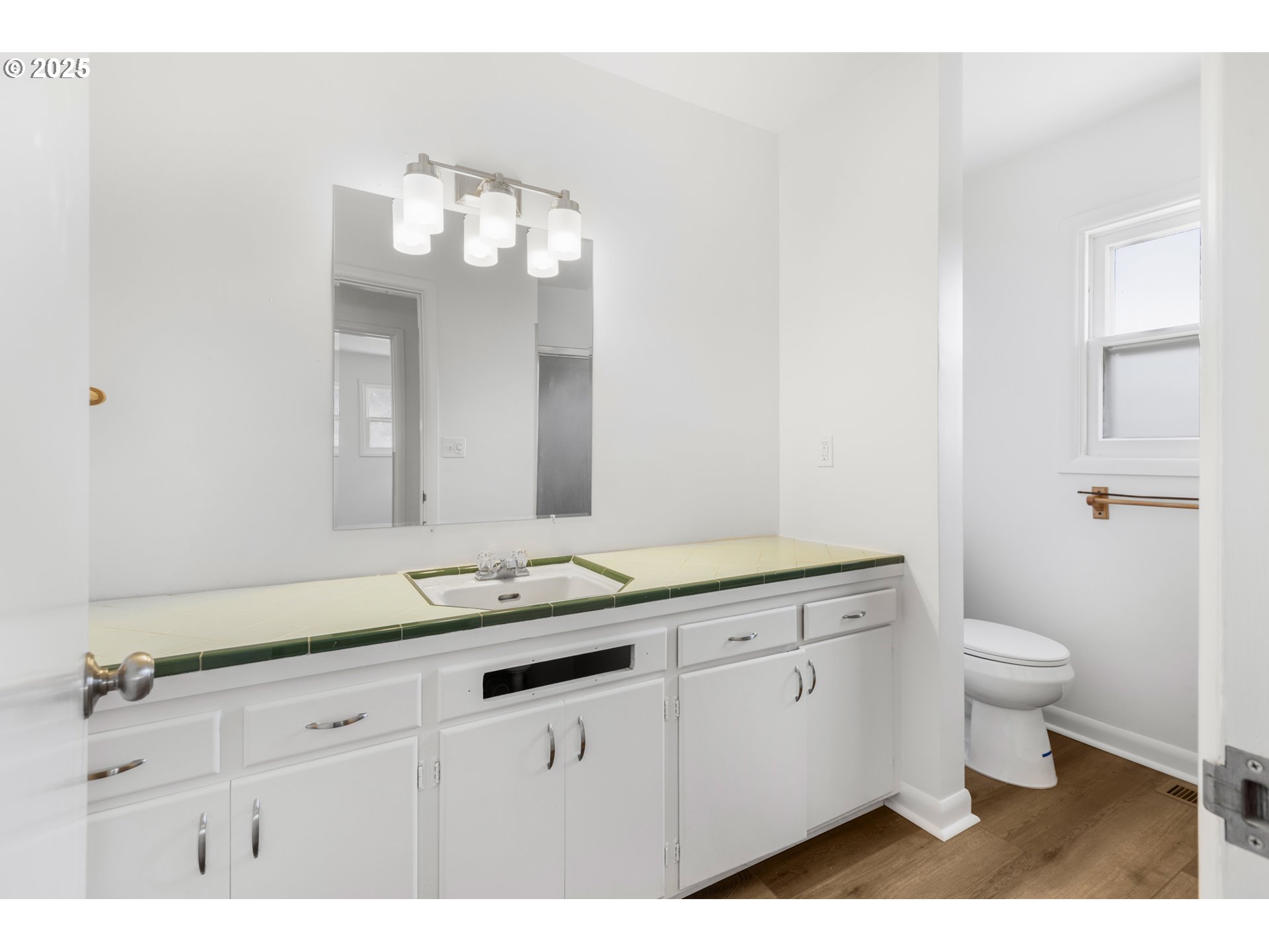 929 Darlene Avenue Springfield, OR 97477 - Photo 9 of 34 Bathroom