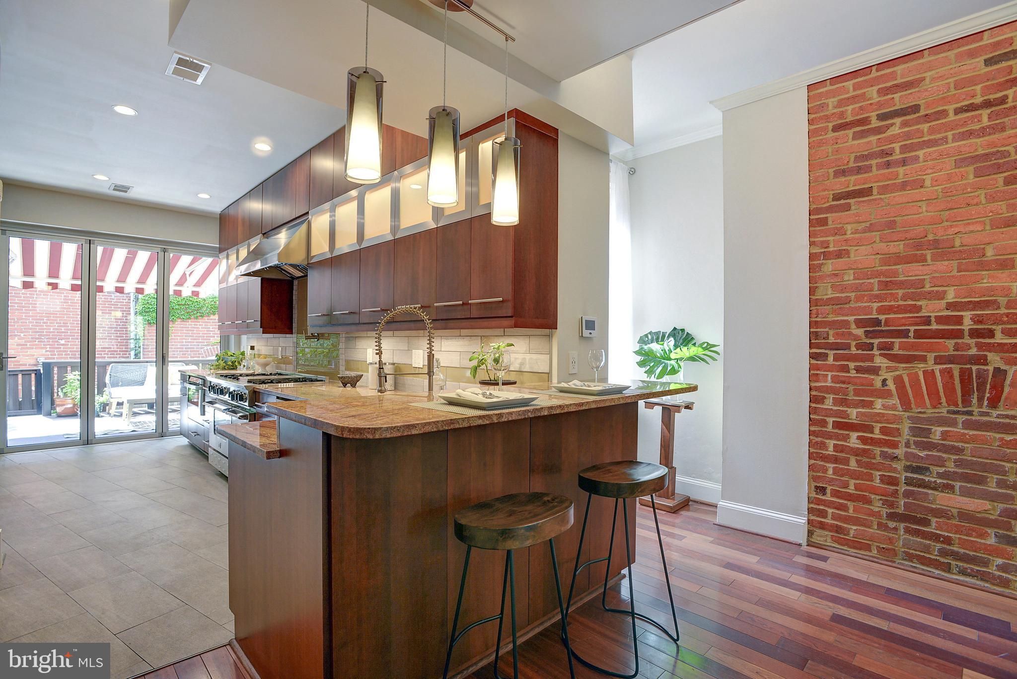 654 9th Street Northeast Washington, DC 20002 - Photo 4 of 33 Service bar from chef's kitchen