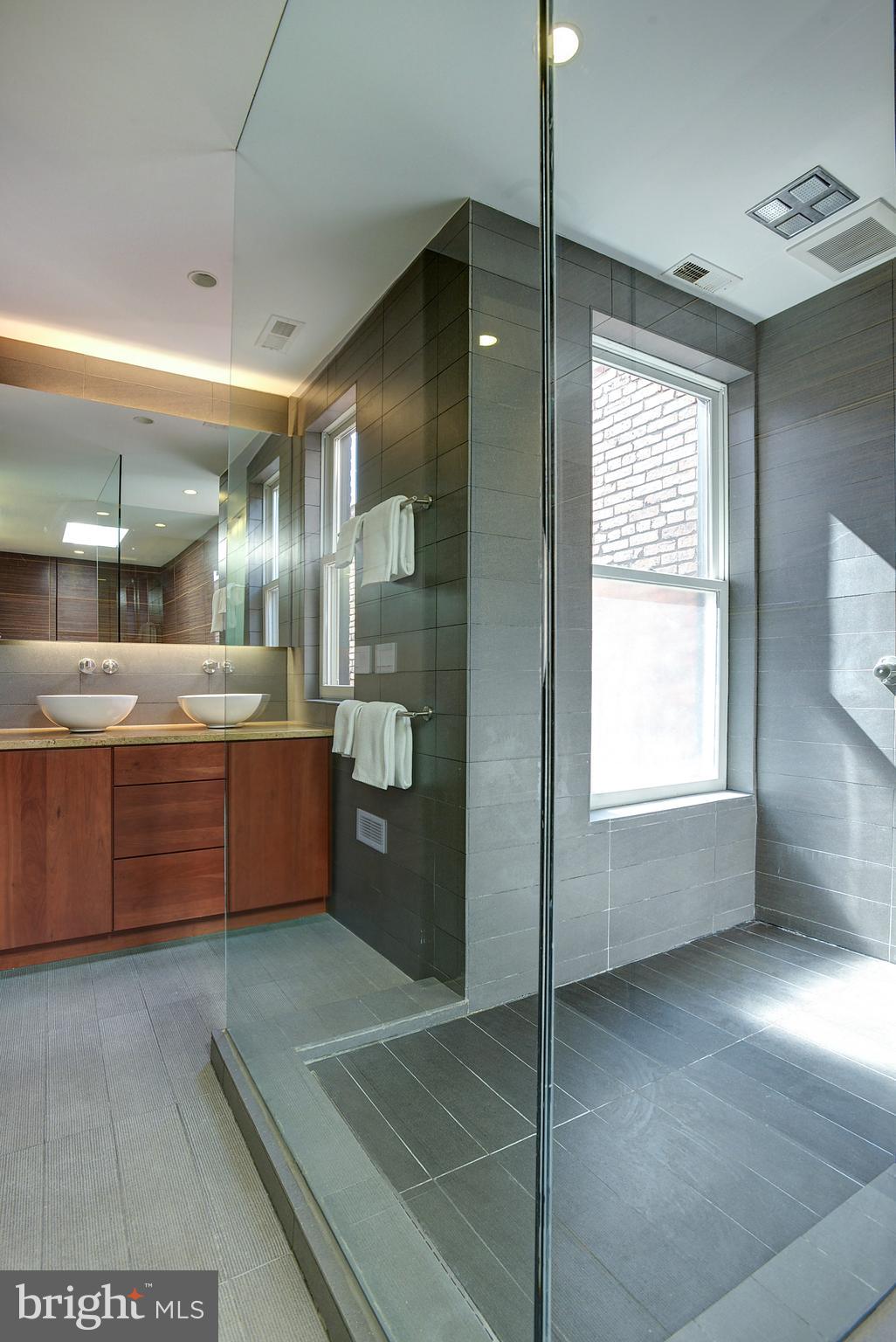 654 9th Street Northeast Washington, DC 20002 - Photo 10 of 33