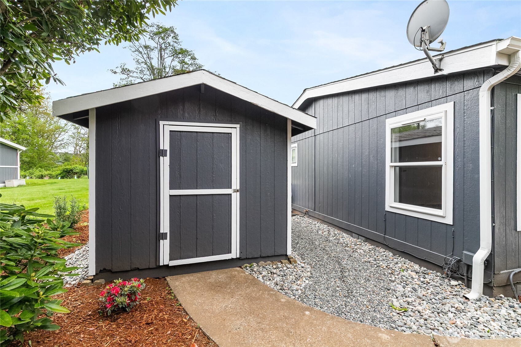 2350 Douglas Road, Unit 39 Ferndale, WA 98248 - Photo 28 of 35 a front view of a house with garden