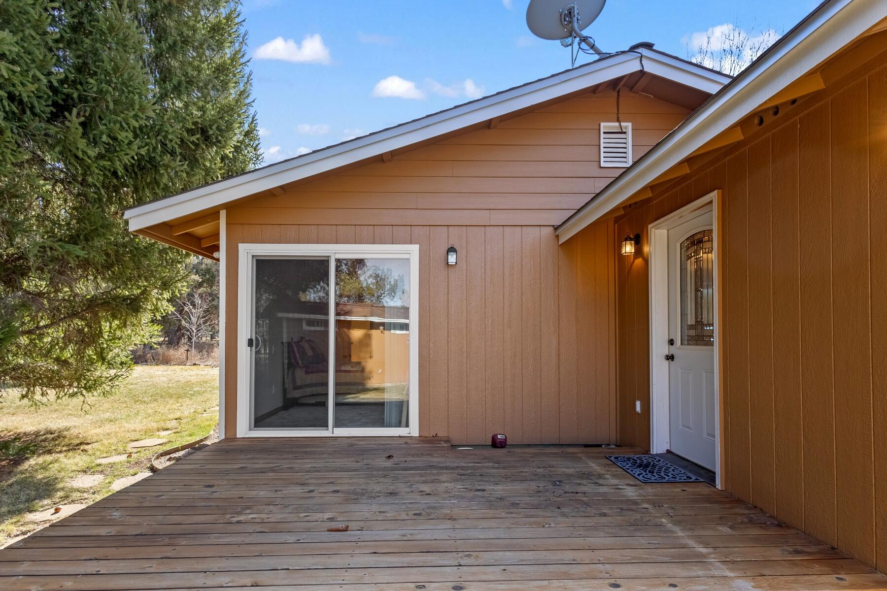 19800 Connarn Road Bend, OR 97703 - Photo 35 of 50 Back deck