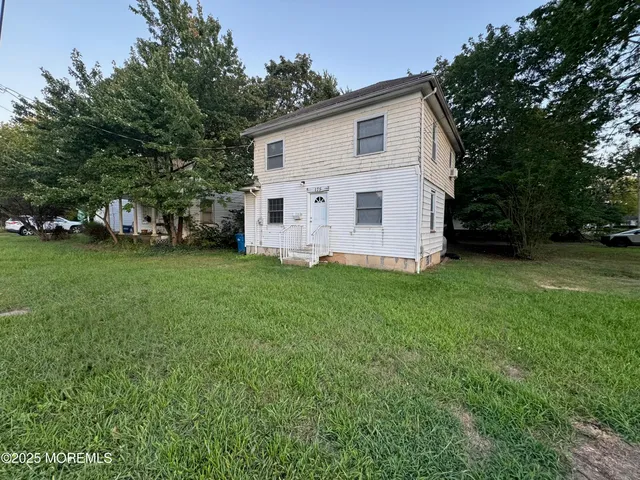 a view of a house with a yard