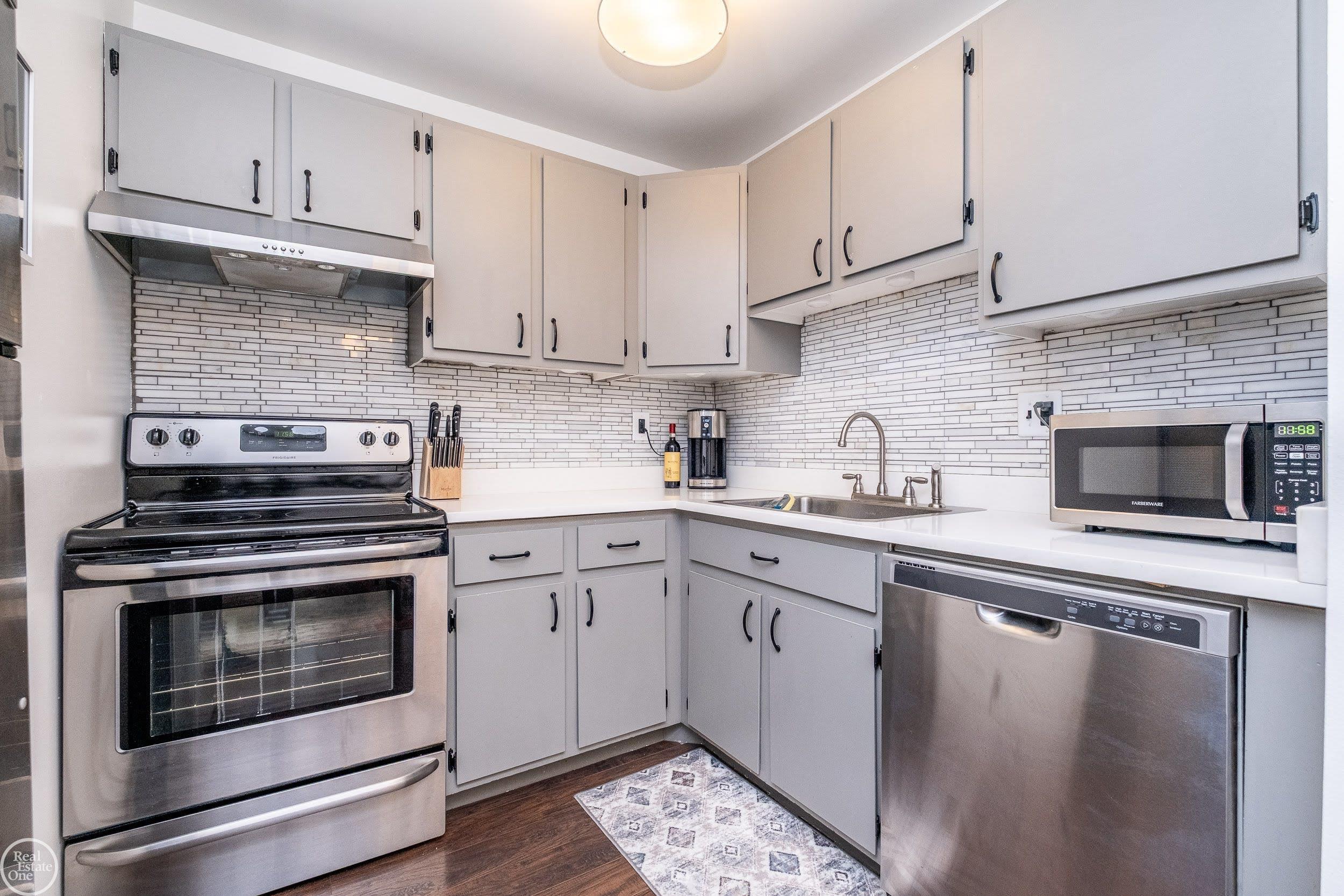 4909 Crooks Road, Unit E 5 Royal Oak, MI 48073 - Photo 8 of 35