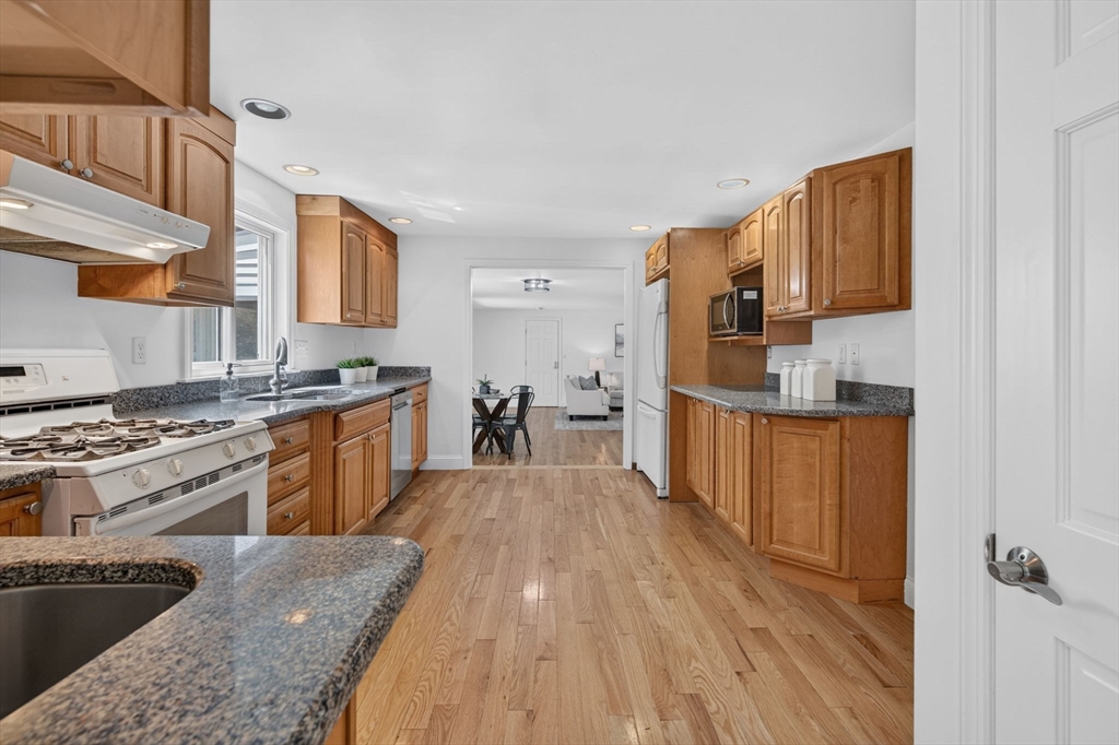 10 Hemlock Road Andover, MA 01810 - Photo 9 of 41