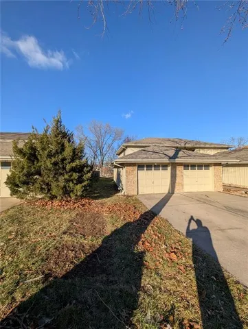 $585,000 | 1012 Northeast Lindsay Avenue, Lee's Summit, MO 64086