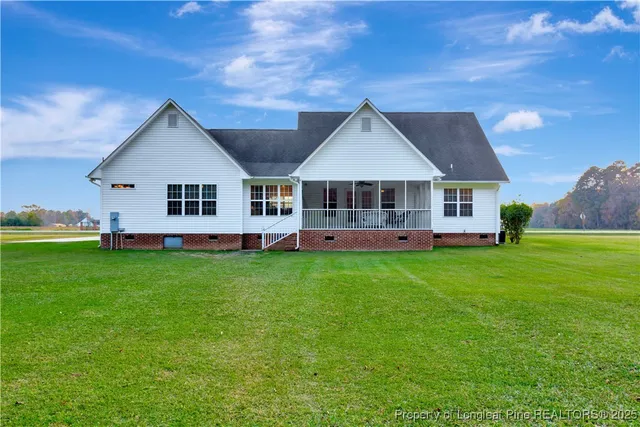 a view of a house with backyard and garden