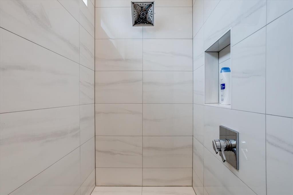 124 Cote D Azur Chico, TX 76431 - Photo 15 of 40 a bathroom with a shower