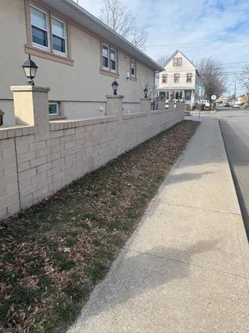 a view of a house with backyard