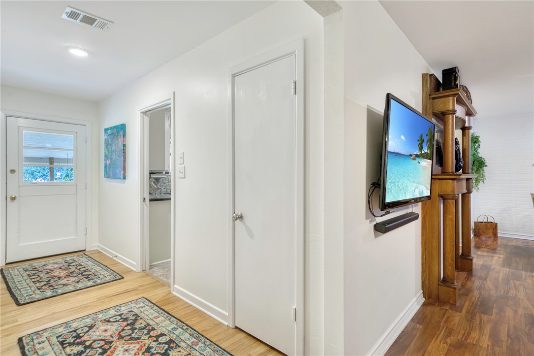 801 North Center Street Franklin, TX 77856 - Photo 11 of 32