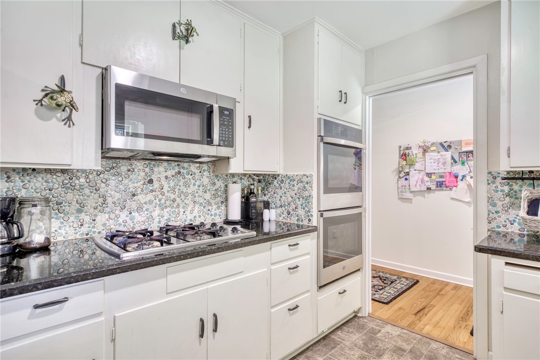 801 North Center Street Franklin, TX 77856 - Photo 15 of 32 Kitchen featuring appliances with stainless steel finishes, backsplash, and white cabinets