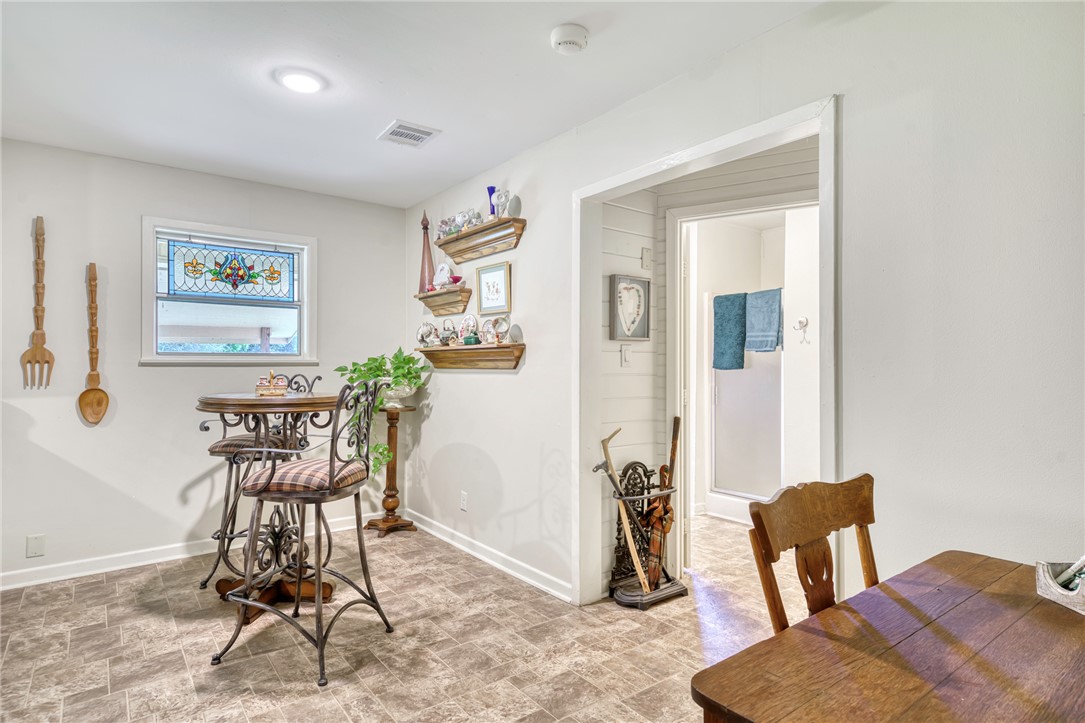 801 North Center Street Franklin, TX 77856 - Photo 16 of 32 Dining area with baseboards