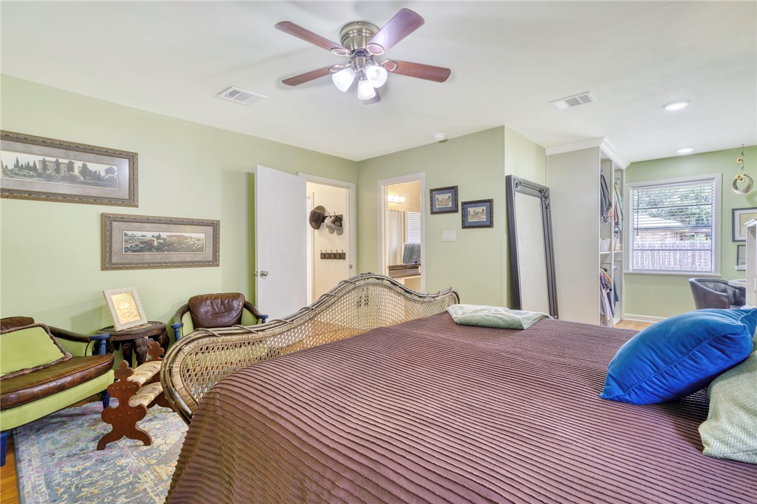 801 North Center Street Franklin, TX 77856 - Photo 20 of 32 Bedroom featuring a ceiling fan