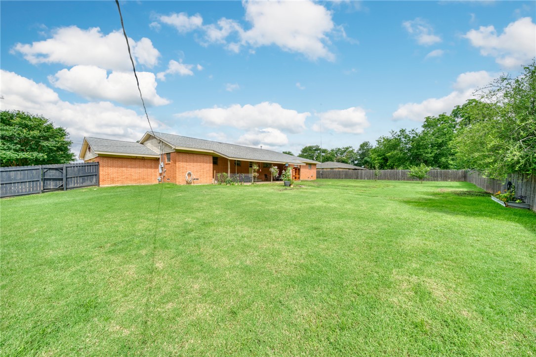 801 North Center Street Franklin, TX 77856 - Photo 30 of 32 View of yard