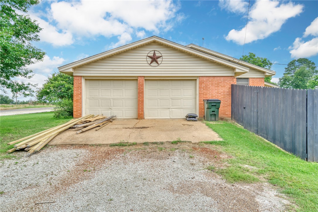 801 North Center Street Franklin, TX 77856 - Photo 32 of 32 View of detached garage