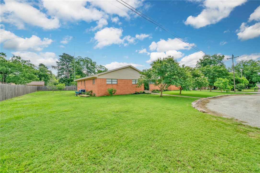 801 North Center Street Franklin, TX 77856 - Photo 5 of 32 View of yard