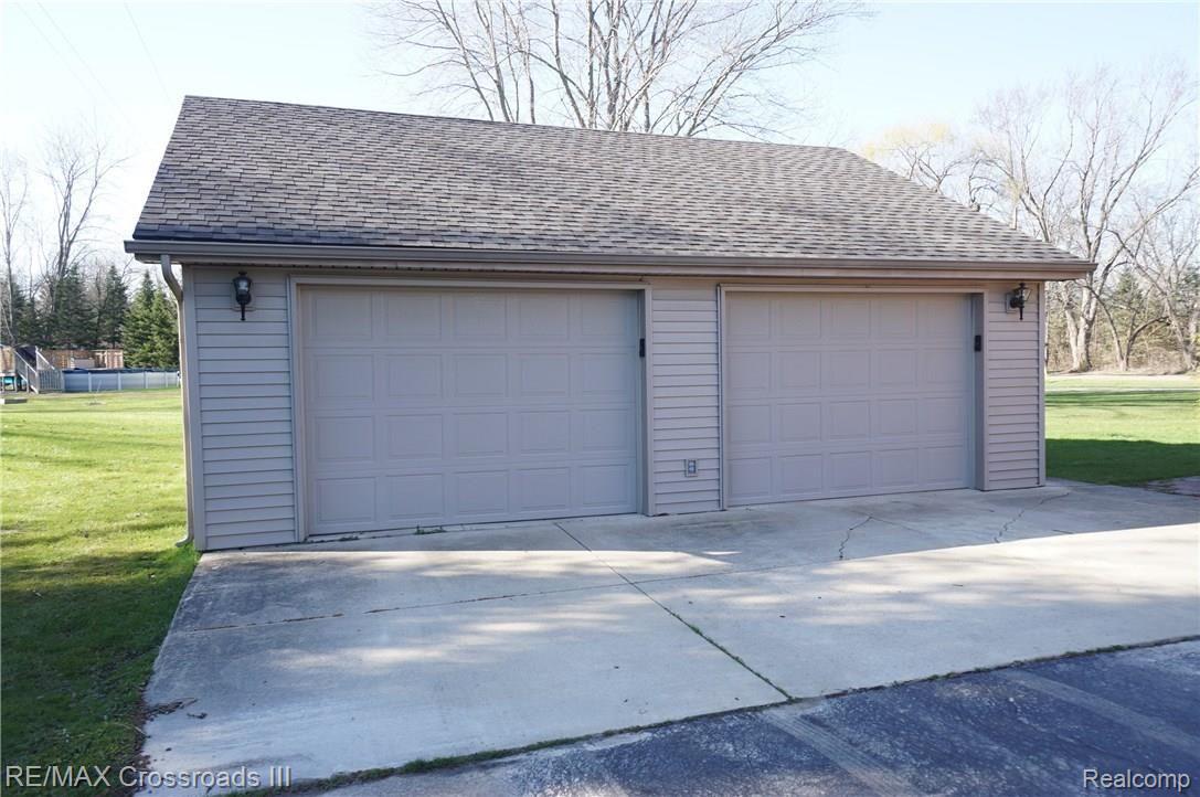 22132 Bell Road New Boston, MI 48164 - Photo 27 of 28 GARAGE.jpg