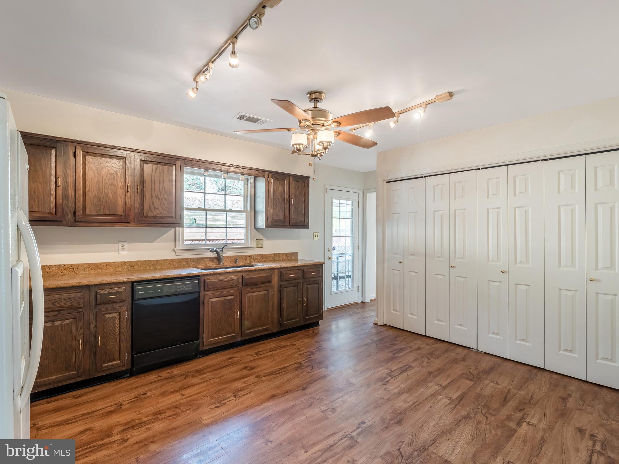 6742 Kelly Road Warrenton, VA 20187 - Photo 8 of 32 Gallery Image 8