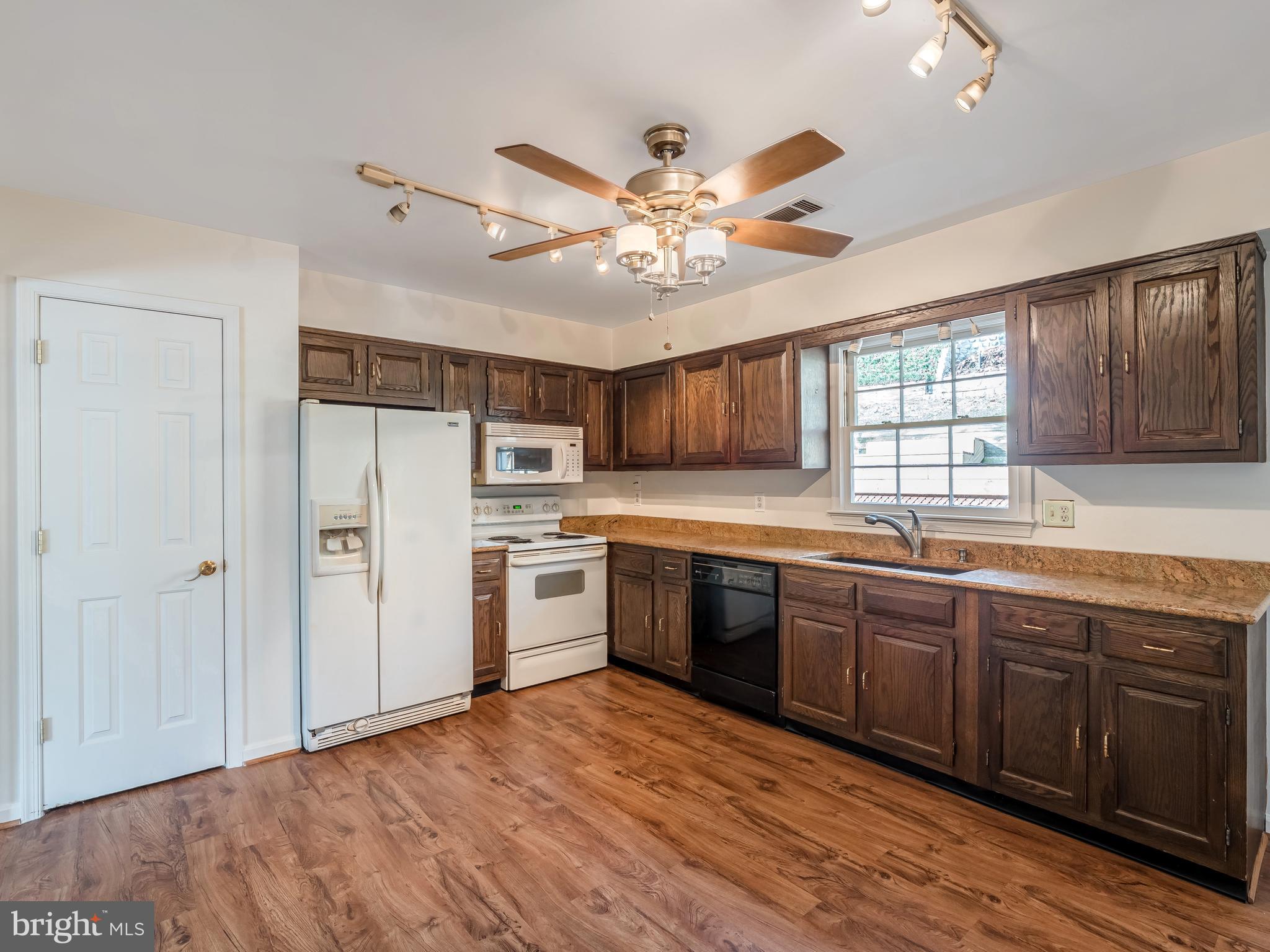 6742 Kelly Road Warrenton, VA 20187 - Photo 9 of 32 Gallery Image 9