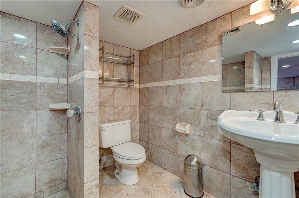 5264 Dresden Way Pittsburgh, PA 15201 - Photo 12 of 16 a bathroom with a toilet sink and shower