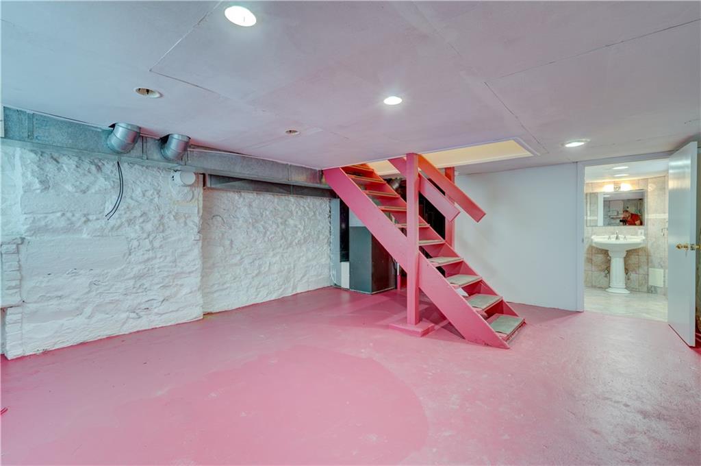 5264 Dresden Way Pittsburgh, PA 15201 - Photo 13 of 16 an empty room with a ceiling fan and window