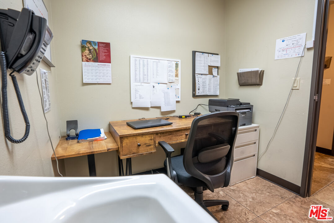 4946 Florence Avenue Bell, CA 90201 - Photo 18 of 72 a room with a workspace