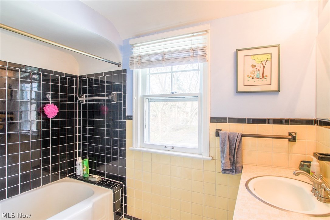 2636 Milton Road Cleveland, OH 44118 - Photo 12 of 15