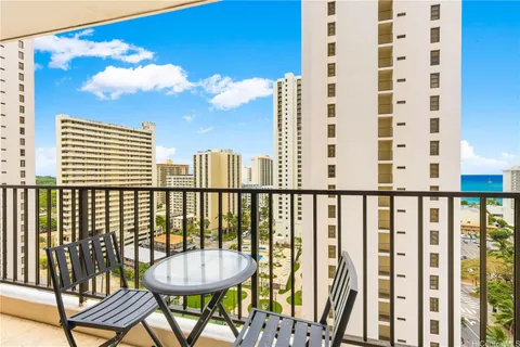 $680,000 | 201 ʻŌhua Avenue, Unit MAUKA 1706, Honolulu, HI 96815