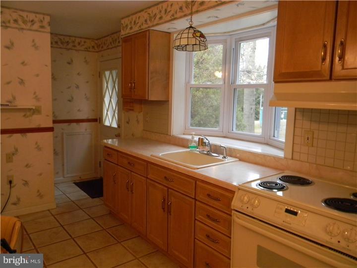 822 Bluebell Road Warminster, PA 18974 - Photo 7 of 20 Kitchen