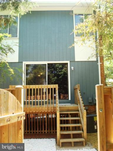 6800 Clowser Court Springfield, VA 22150 - Photo 7 of 16 Exterior (Rear)