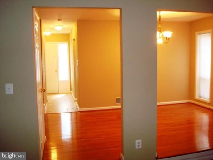 6800 Clowser Court Springfield, VA 22150 - Photo 8 of 16 Living Room