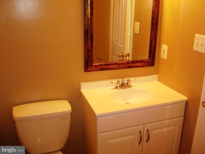 6800 Clowser Court Springfield, VA 22150 - Photo 10 of 16 Bath #2