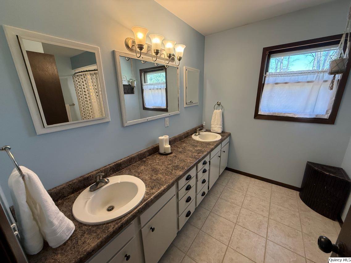 2831 Curved Creek Road Quincy, IL 62301 - Photo 5 of 17 Gallery Image 5