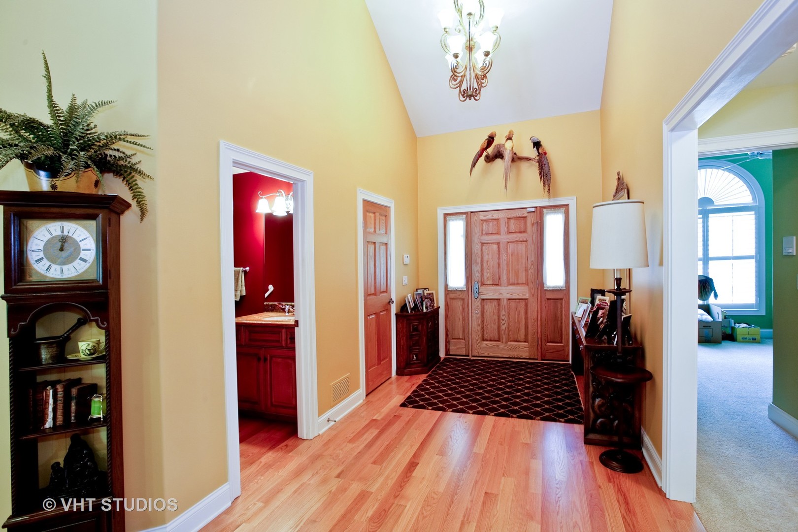 231 South Lincoln Street Westmont, IL 60559 - Photo 2 of 9 a view of a interior of house