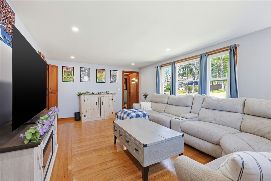 18 Adelaide Avenue Smithfield, RI 02917 - Photo 15 of 23