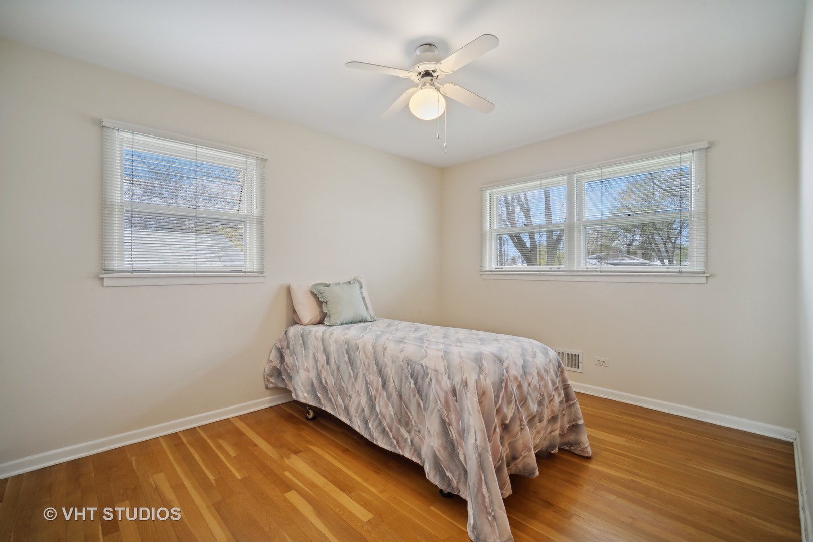 207 Michael Manor Glenview, IL 60025 - Photo 11 of 20 a bedroom with a bed and a window