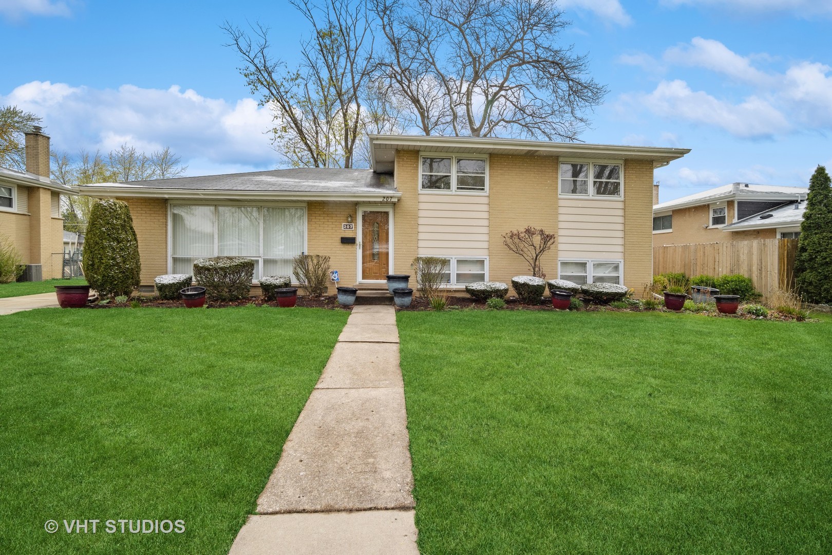 207 Michael Manor Glenview, IL 60025 - Photo 2 of 20 a front view of a house with a yard