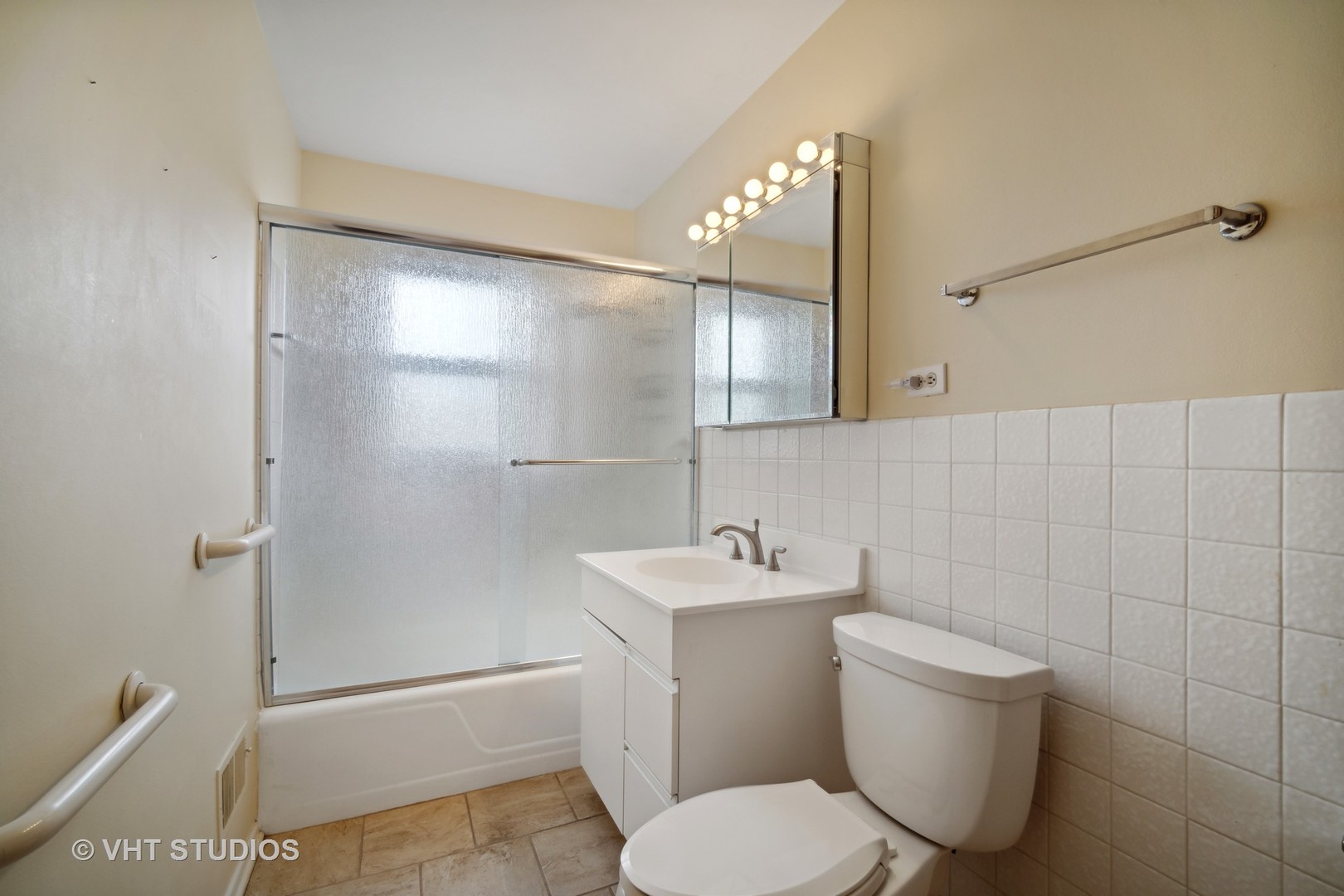 207 Michael Manor Glenview, IL 60025 - Photo 10 of 20 a bathroom with a toilet a sink and mirror