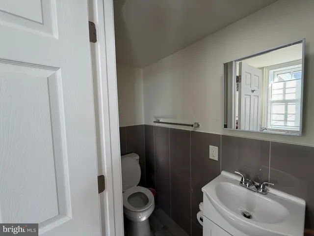 $1,000 | 171 East Walnut Lane, Unit 2, Philadelphia, PA 19144