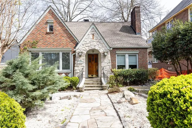 a view of a pathway with a house
