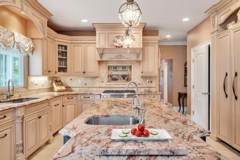 $3,449,000 | 13 Locust Lane, Upper Brookville, NY 11545