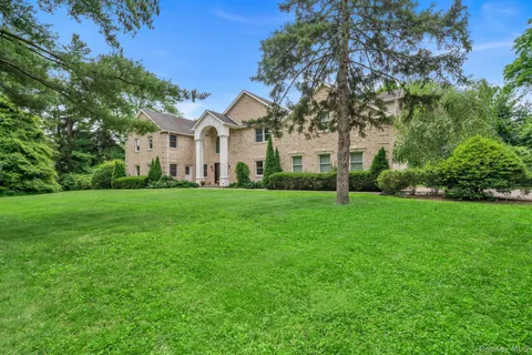 $3,449,000 | 13 Locust Lane, Upper Brookville, NY 11545