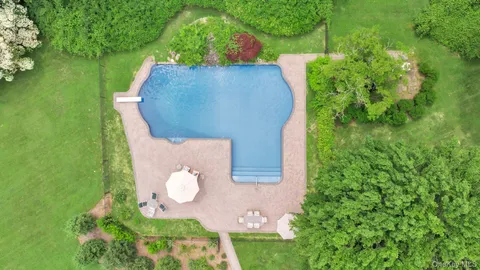 $3,449,000 | 13 Locust Lane, Upper Brookville, NY 11545