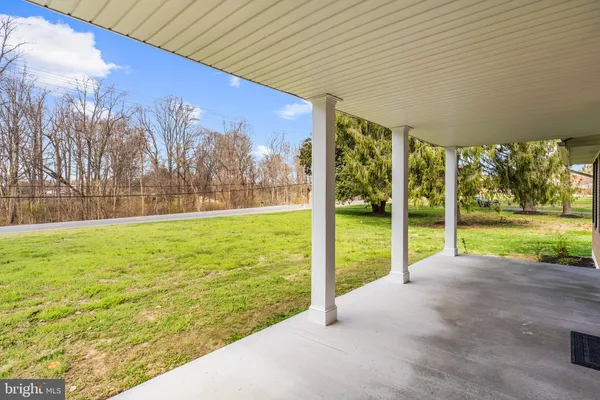 a view of a house with backyard and trees