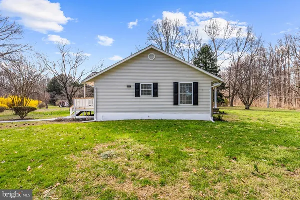 a view of a house with backyard
