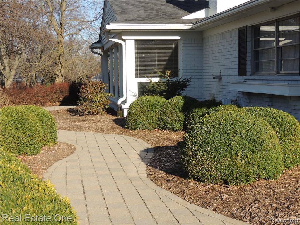 2301 Kingsford Road Rochester Hills, MI 48309 - Photo 2 of 16