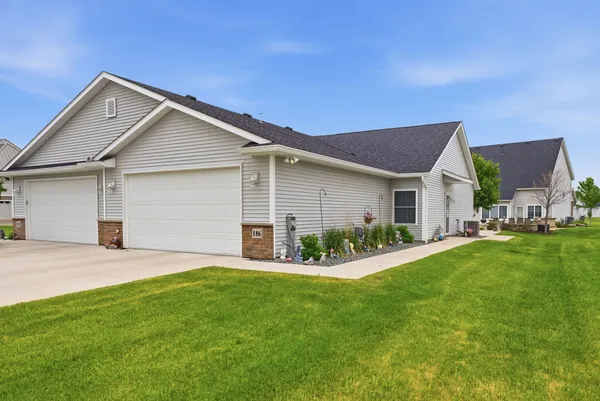 $250,000 | 186 Beacon Harbor Parkway, Unit 186, East Moline, IL 61244