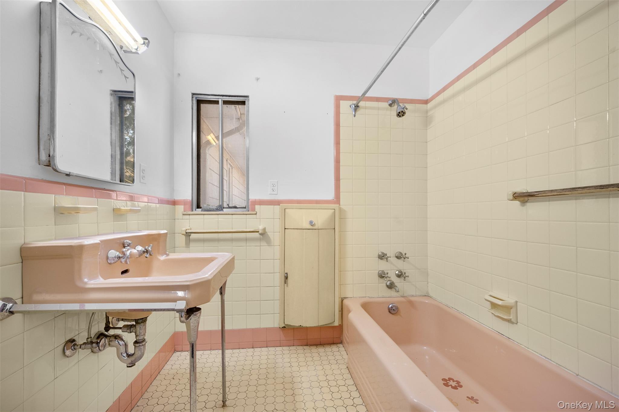 66 Deepdale Drive Great Neck, NY 11021 - Photo 26 of 48 a bathroom with a tub sink and mirror